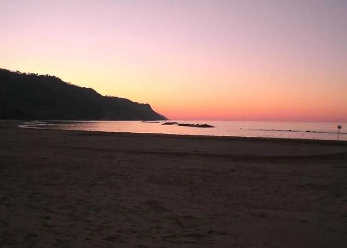 Casa Del Teatro Con Splendida Terrazza Di Fronte Al Teatro Rossini 佩萨罗